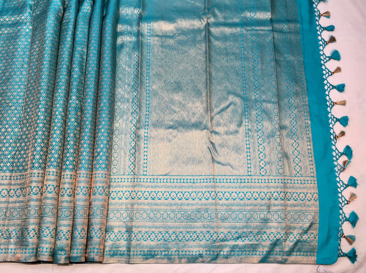 Deep Aqua Kanjivaram Silk Saree With Gold Zari Pallu